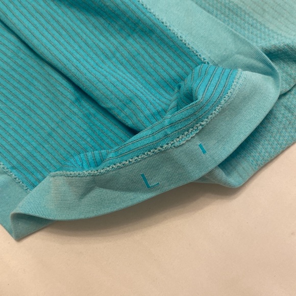 Lululemon athletic v neck - Picture 3 of 5